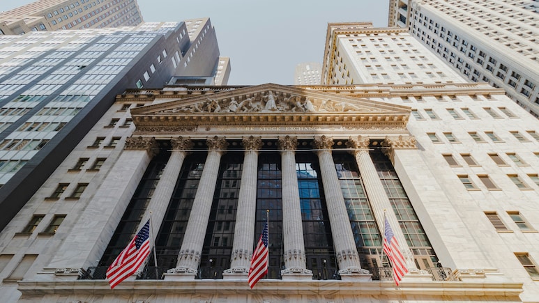 US Stock Market Today: Dow Tumbles On Trump's Iran Threat; Nasdaq, S&P 500 Seesaw