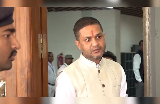 Live: 'अभी अरेस्ट करवा दूंगा, पहचानता नहीं मुझको', झारखंड राज्यसभा चुनाव की वोटिंग में पहुंचे कांग्रेस विधायक भड़के, VIDEO