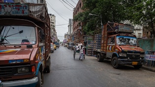 दिल्&zwj;ली-NCR में बदले जाएंगे 2 लाख पुराने ट्रक और बसें, 9,585 करोड़ की स्&zwj;कीम को कैबिनेट की मंजूरी, वाहन मालिकों को 5 बड़े फायदे