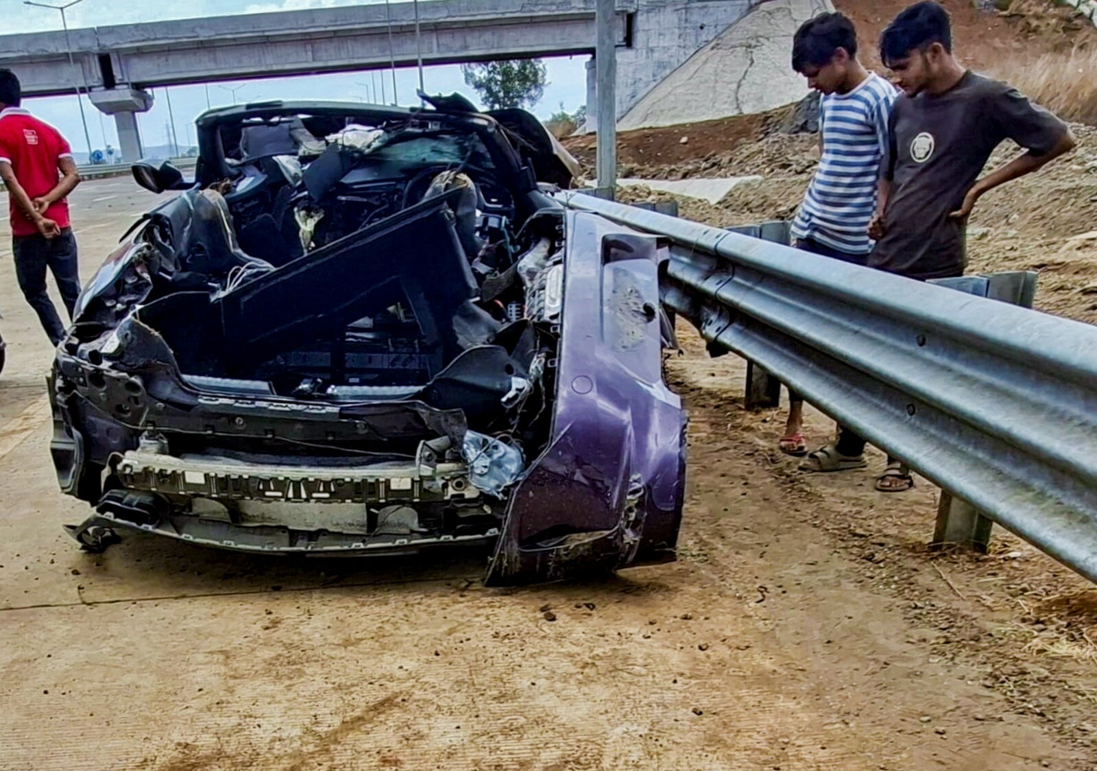 BMW Z4 crash near Mumbai kills two as police investigate high-speed incident