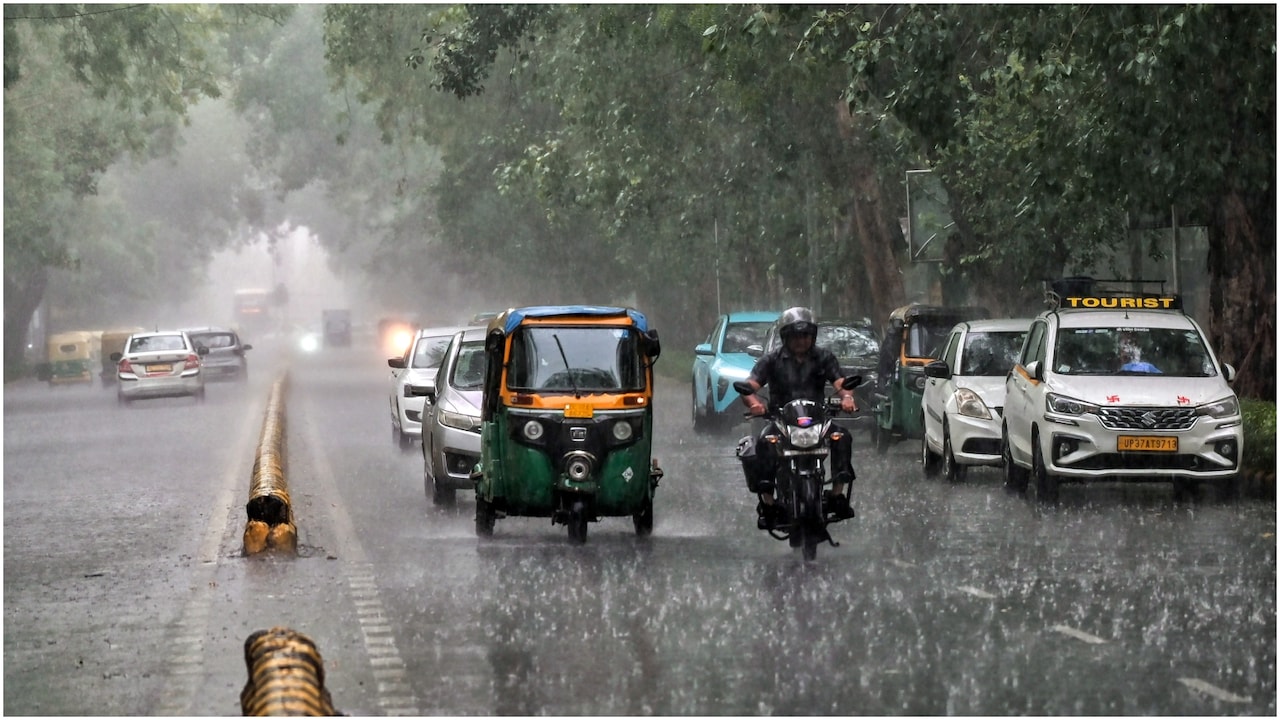 IMD Alert: दिल्ली पहुंचने से पहले ही कमजोर पड़ा मानसून, कम बारिश के बीच किसानों के लिए सरकार का 'प्लान B' तैयार