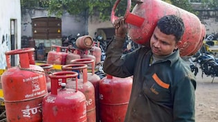 उज्ज्वला योजना के लाभार्थियों को बड़ा झटका, अब सब्सिडी वाले 9 सिलेंडर के बजाय मिलेंगे सिर्फ 4, जानिए वजह