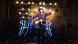 Justin Moore Announces Break From The Stage, Leaving Fans Concerned