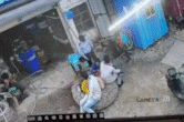 VIDEO: हवा भरते समय फटा जेसीबी का टायर, चार लोग हवा में उछले, एक की मौत
