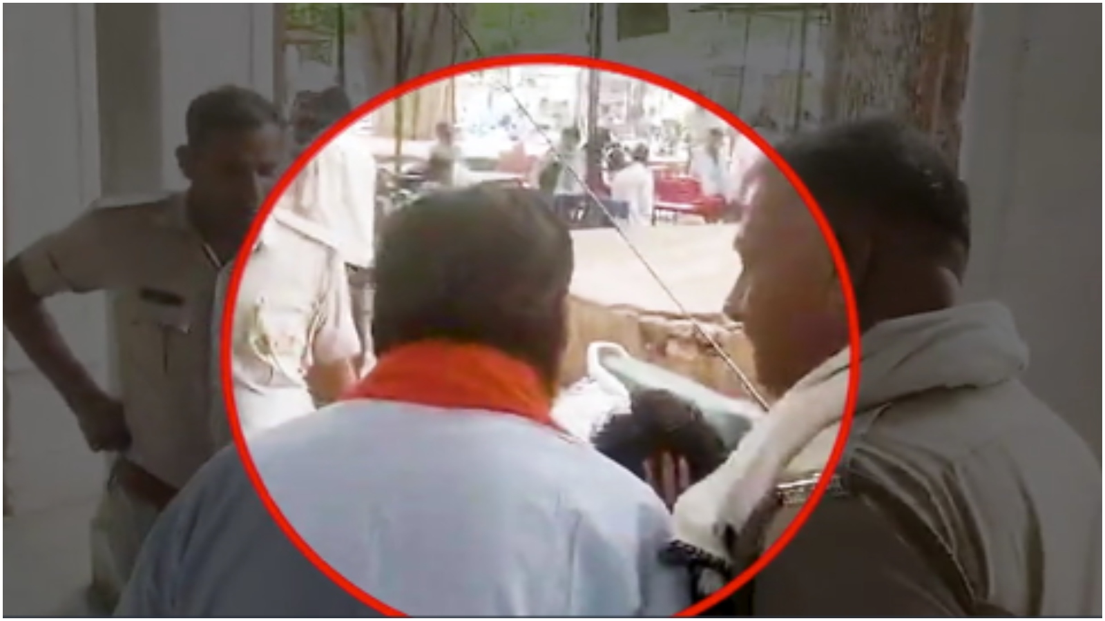 'हिंदू होकर के पादरी बन गया', पूर्व BJP विधायक ने धर्मांतरण के आरोपी को कोर्ट परिसर में जड़ा थप्पड़