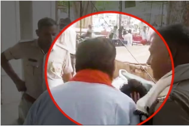 'हिंदू होकर के पादरी बन गया', पूर्व BJP विधायक ने धर्मांतरण के आरोपी को कोर्ट परिसर में जड़ा थप्पड़