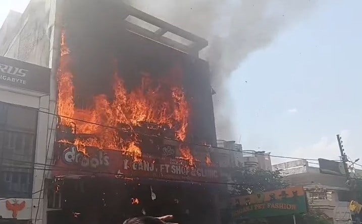 लखनऊ के एक कोचिंग सेंटर में लगी भीषण आग, कई लोगों के घायल होने की आशंका, CM योगी ने ल‍िया संज्ञान