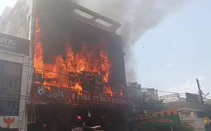 लखनऊ अग्निकांड पर एक्शन में CM योगी, हाई लेवल मीटिंग में अधिकारियों को लगाई फटकार
