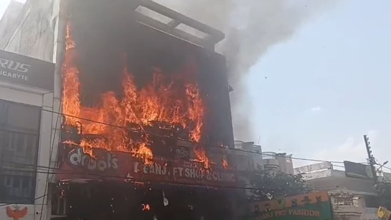 लखनऊ में कोचिंग सेंटर में लगी भीषण आग, अब तक 13 शव न‍िकाले गए, CM योगी ने रद्द क‍िया अलीगढ़ दौरा