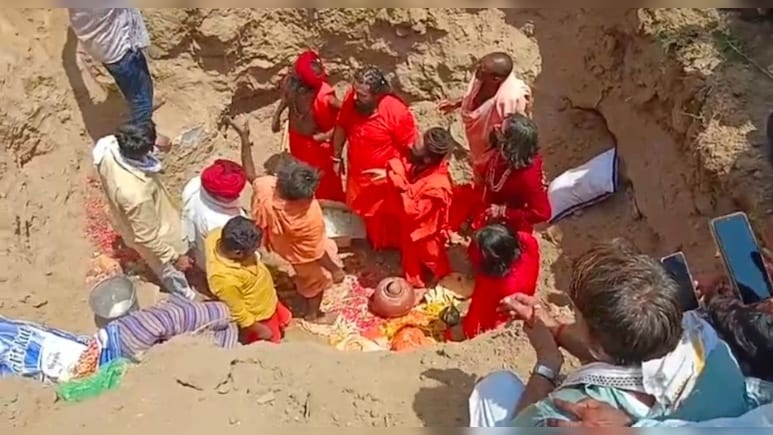 संत देवानंद महाराज को आश्रम पर दी गई समाधि, श&zwj;िष्&zwj;यों की आंखें हुईं नम&nbsp;