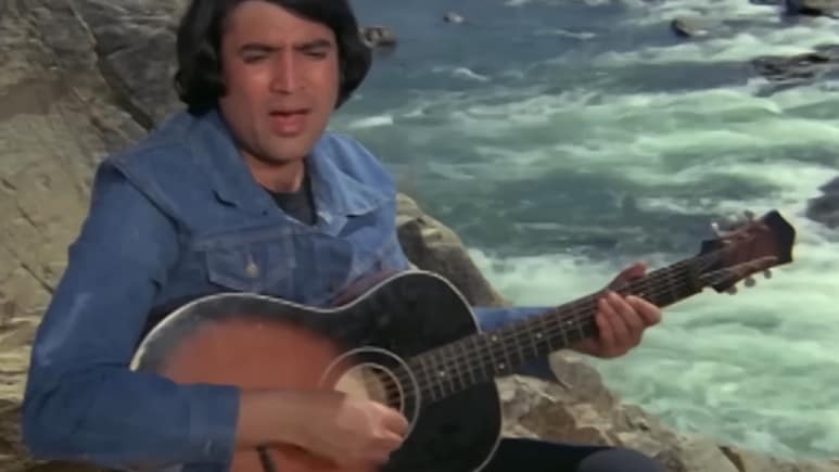 50 साल पुराना ये एवरग्रीन गाना है आशिकों के दिलों की धड़कन, किशोर कुमार ने गाया खराब तो डायरेक्टर ने छोड़ा था स्टूडियो