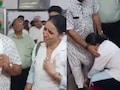चिकित्सा मंत्री खींवसर के पैर पकड़ रोई महिला नर्सिंगकर्मी, बोली- सर मेरा ट्रांसफर कर दीजिए