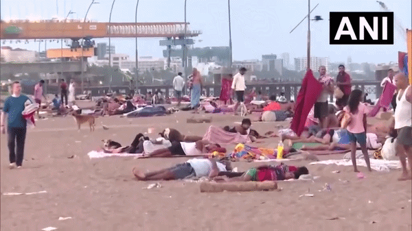 हाय रे उमस भरी गर्मी, मुंबई वालों की उड़ी नींद, तकिया-चादर लेकर समुद्र किनारे सो रहे लोग