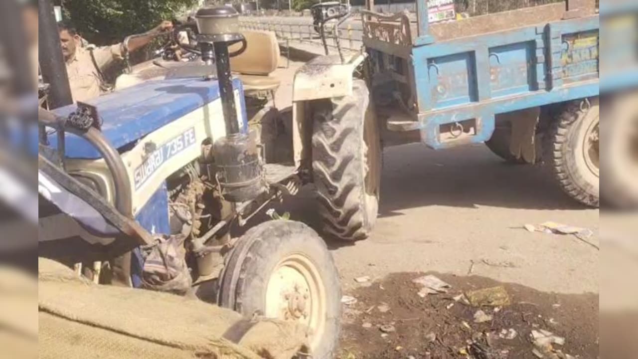 चेकिंग के दौरान ट्रैक्टर-ट्राली ने परिवहन दल को मारी टक्कर, 7KM पीछा कर दबोचा