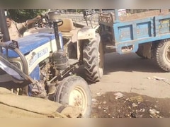 चेकिंग के दौरान ट्रैक्टर-ट्राली ने परिवहन दल को मारी टक्कर, 7KM पीछा कर दबोचा