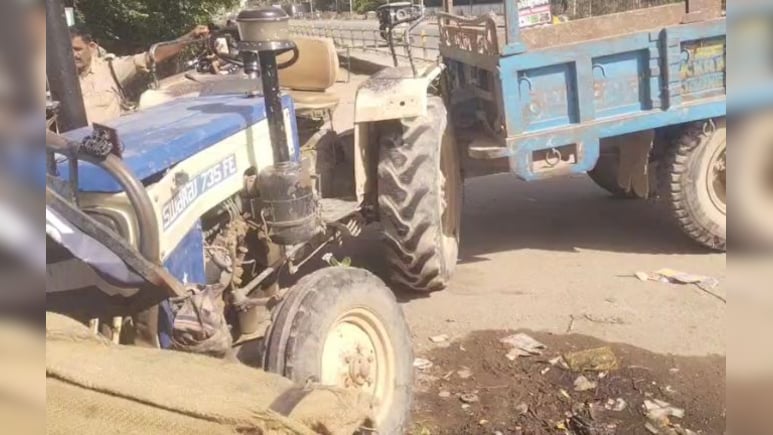 चेकिंग के दौरान ट्रैक्टर-ट्राली ने परिवहन दल को मारी टक्कर, 7KM पीछा कर दबोचा