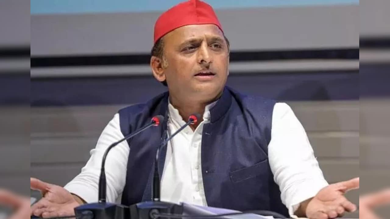 अखिलेश यादव की बेटी पर आपत्तिजनक पोस्ट पर भड़की सपा, थाने पर धरना-प्रदर्शन