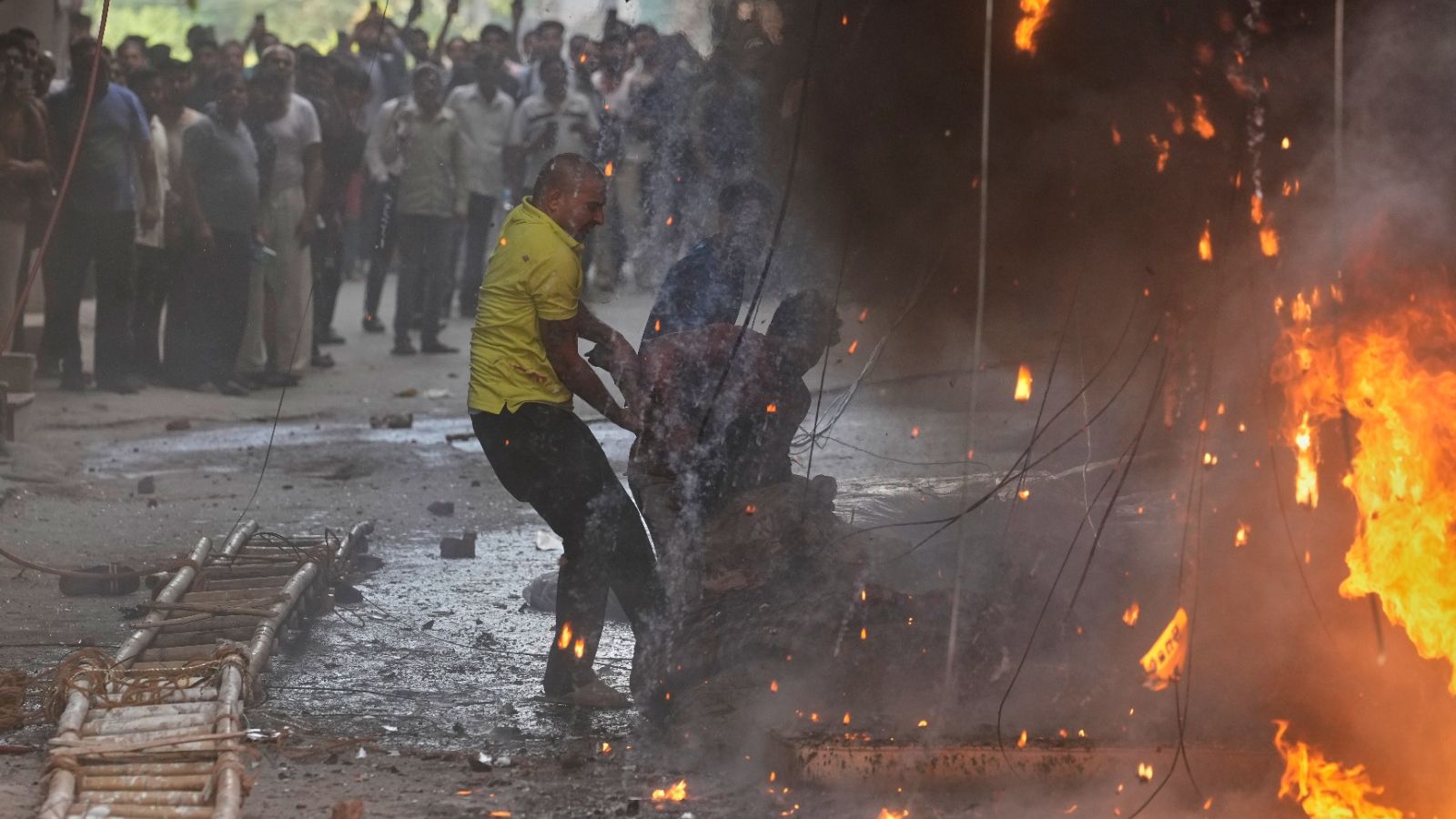Delhi Malviya Nagar Restaurant Fire LIVE Updates: दिल्ली के होटल में 21 की मौत, बेसमेंट के रेस्तरां में भड़की आग,  25 कमरों के होटल से निकलने का एक ही रास्ता था