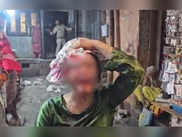 मथुरा: बांके बिहारी मंदिर के पास हादसा, बंदरों के भार से गिरा घर का छज्जा, कई श्रद्धालु घायल