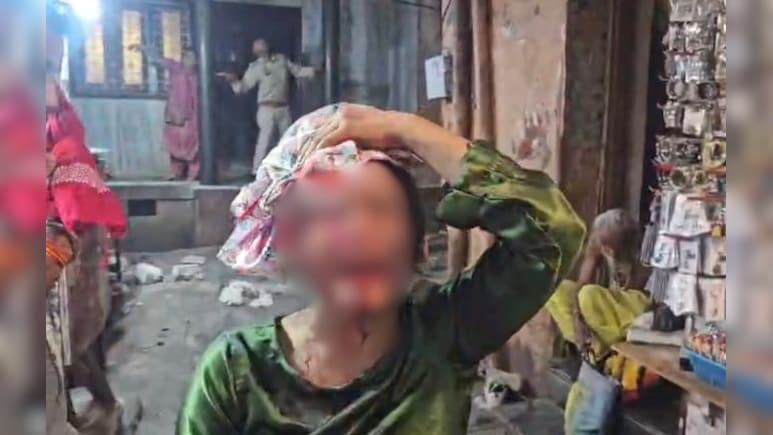 मथुरा: बांके बिहारी मंदिर के पास हादसा, बंदरों के भार से गिरा घर का छज्जा, कई श्रद्धालु घायल