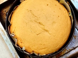 Eggless Cake Recipe: बिना अंडे और बिना ओवन के घर पर बनाएं सॉफ्ट केक, हर बाइट में मिलेगा बेकरी जैसा स्वाद
