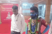 महाकाल के दरबार में &lsquo;पुष्पा राज'! साड़ी, नथनी और नींबू माला पहनकर पहुंचा युवक, सुरक्षाकर्मी लेते रहे सेल्फी