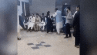 पाकिस्तान में कोर्ट परिसर के अंदर डांसर बुलाकर पार्टी कर रहे