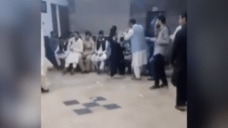 पाकिस्तान में कोर्ट परिसर के अंदर डांसर बुलाकर पार्टी कर रहे थे  वकील, नोट उड़ाते VIDEO वायरल