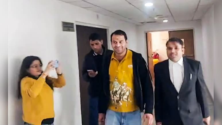 बिहार: अनुष्का यादव के घर में जबरदस्ती घुसने के मामले में तेज प्रताप के खिलाफ एफआईआर