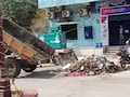 बैंक कर्मियों ने सड़क पर फेंका कचरा, नगर पालिका ने मुख्य गेट पर ही खाली कर दी कचरे की ट्रॉली