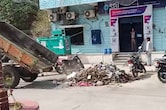 बैंक कर्मियों ने सड़क पर फेंका कचरा, नगर पालिका ने मुख्य गेट पर ही खाली कर दी कचरे की ट्रॉली