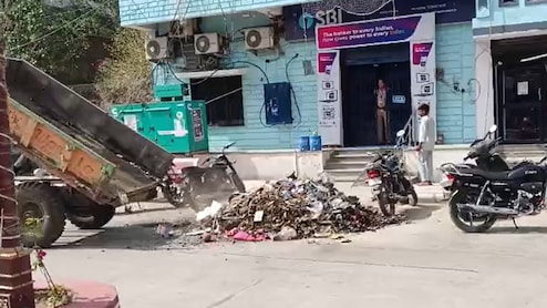 बैंक कर्मियों ने सड़क पर फेंका कचरा, नगर पालिका ने मुख्य गेट पर ही खाली कर दी कचरे की ट्रॉली
