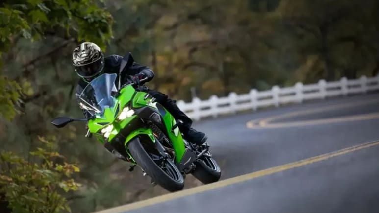 Kawasaki Ninja 500 भारत में लॉन्च! लुक देखकर भूल जाएंगे कार, जानिए कीमत और इसके जादुई फीचर्स