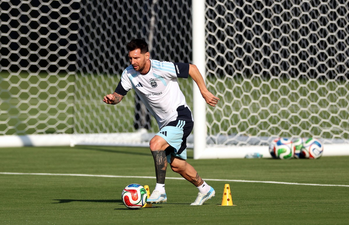 Messi Nursing 'Hamstring Strain'; Huge Crowd Gathers For Argentina's Training