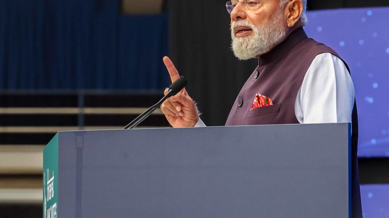 LIVE: PM मोदी आज हजारों युवाओं को देंगे तोहफा, रोजगार योजना में 2400 करोड़ बांटेंगे