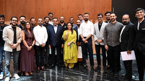 भावी भारत का निर्माण अलग-थलग रहकर नहीं होगा... देश के प्रभावशाली स्टार्टअप फाउंडर्स से मिलकर बोले गौतम अदाणी