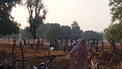 सीधी में घर में सो रहे पति-पत्नी को हाथियों ने कुचला, शव क्यों नहीं उठा रहे ग्रामीण&nbsp;