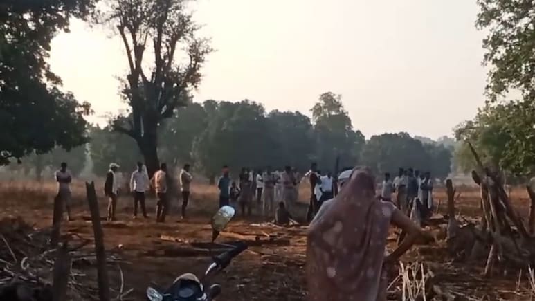सीधी में घर में सो रहे पति-पत्नी को हाथियों ने कुचला, शव क्यों नहीं उठा रहे ग्रामीण&nbsp;