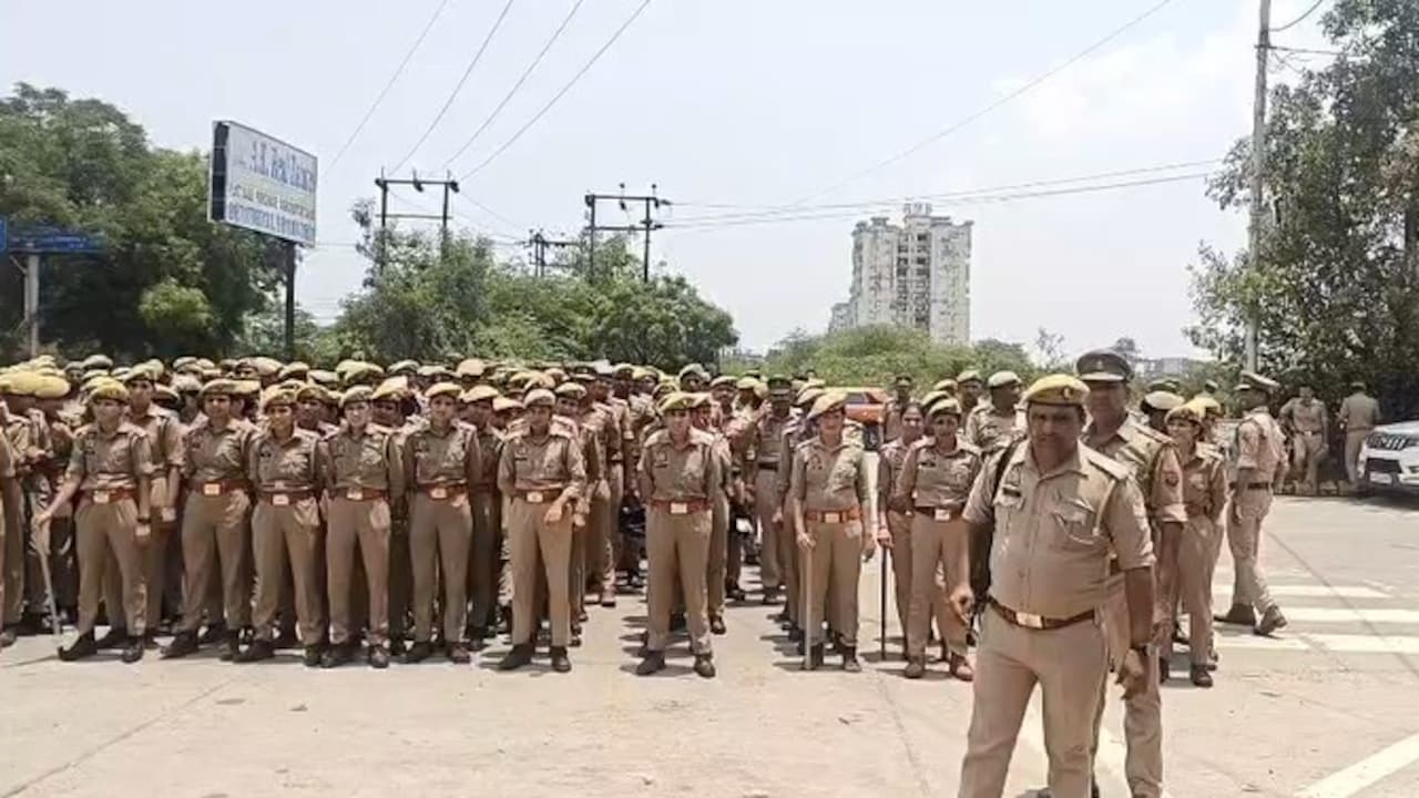 Ghaziabad Bulldozer action: बड़ी संख्या में तैनात रही पुलिस की टीम. 