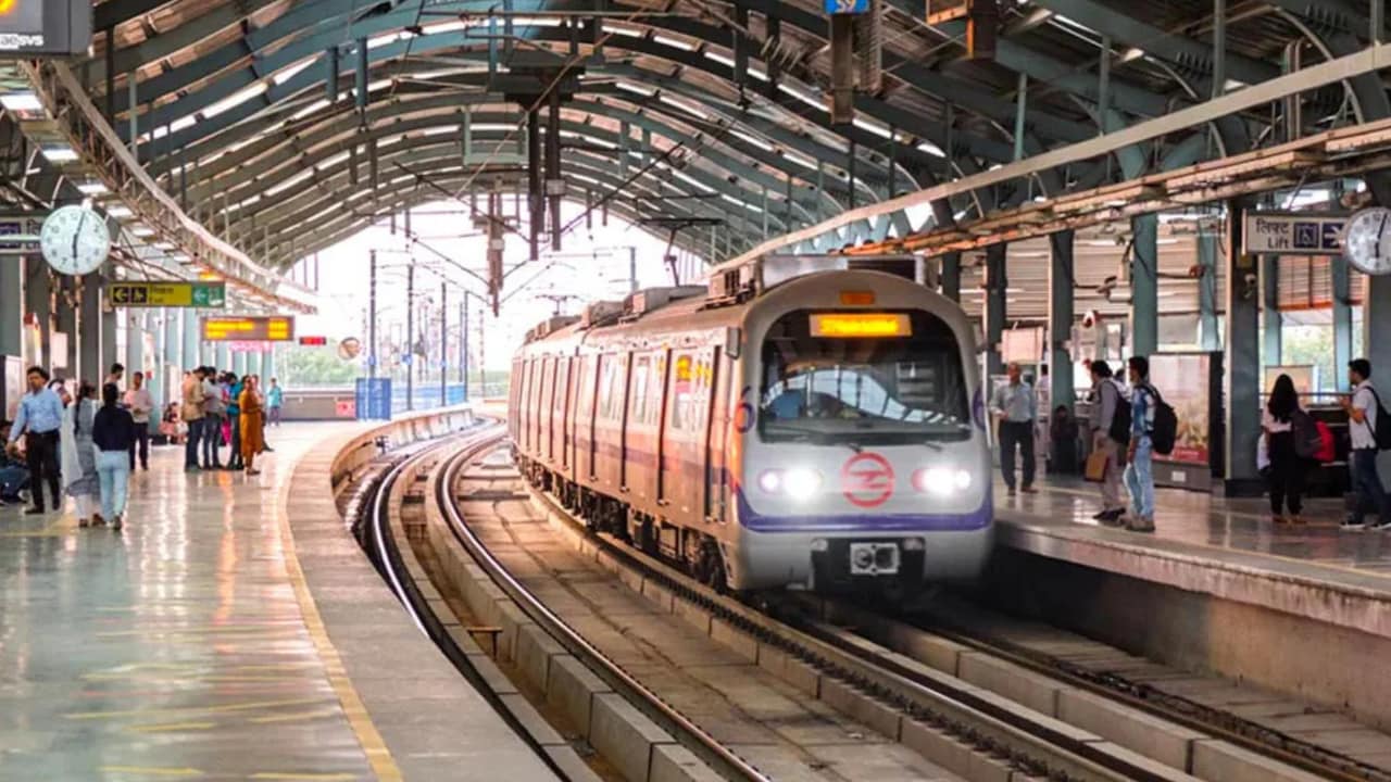 मेरे कपड़ों से आपको क्या दिक्कत... मेट्रो की वायरल पोस्‍ट पर