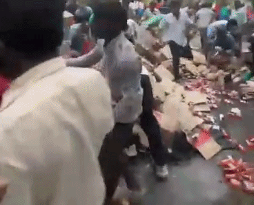 लुंगी में लपेटी, जेबों में भरी... शराब की गाड़ी पलटी, तो चित्तूर में लूटने वालों की उमड़ी भीड़