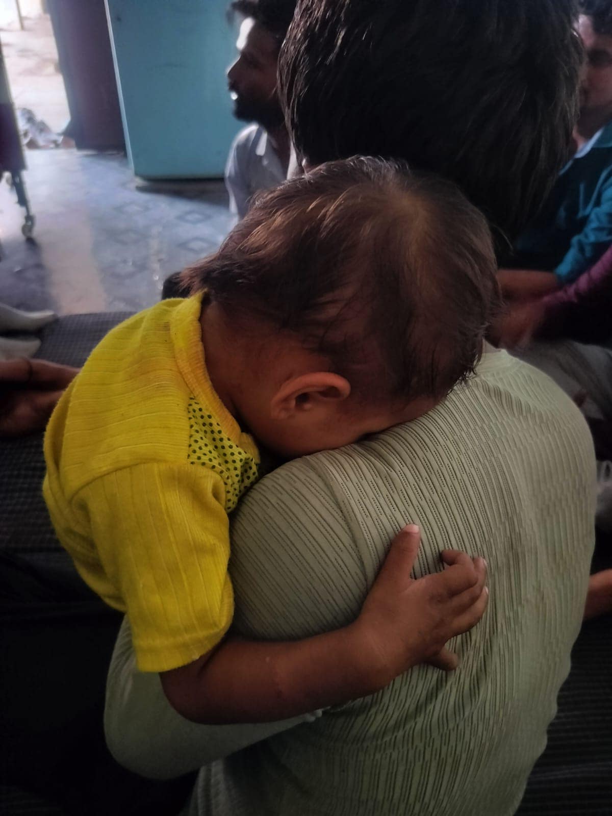 आंखों की रोशनी जाने के बाद से मायूस हो गया है विनय. 
