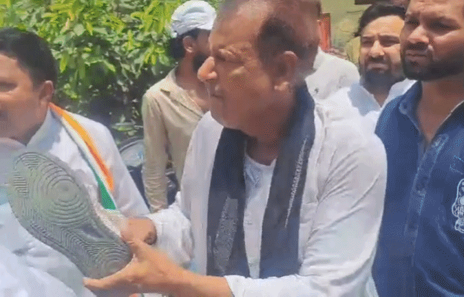 VIDEO: कांग्रेस की प्रेस कॉन्फ्रेंस में 'चप्पल वॉर', नेताओं ने शख्स को पीटा, कहा- ये बाहरी व्यक्ति है