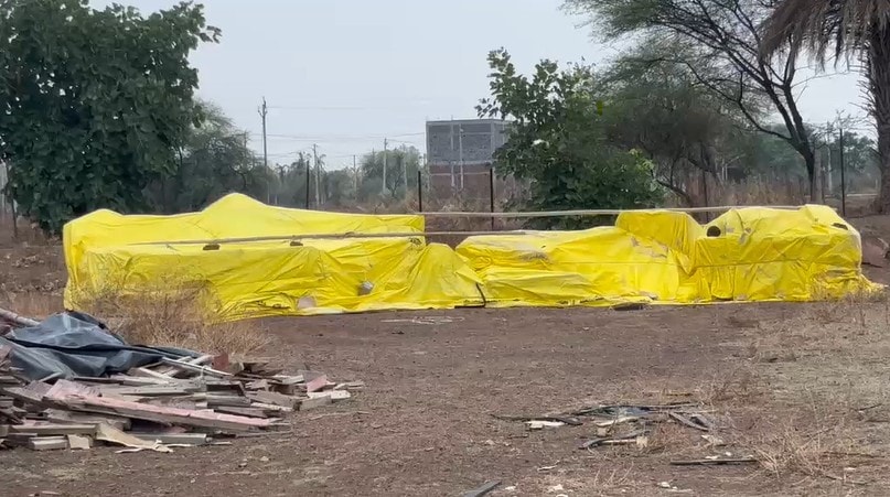 ग्वालियर से पहुंची भगवान राम की मूर्ति चार महीने से गोढ़ी गांव में खेतों के बीच तिरपाल से घिरी रखी हुई है. 