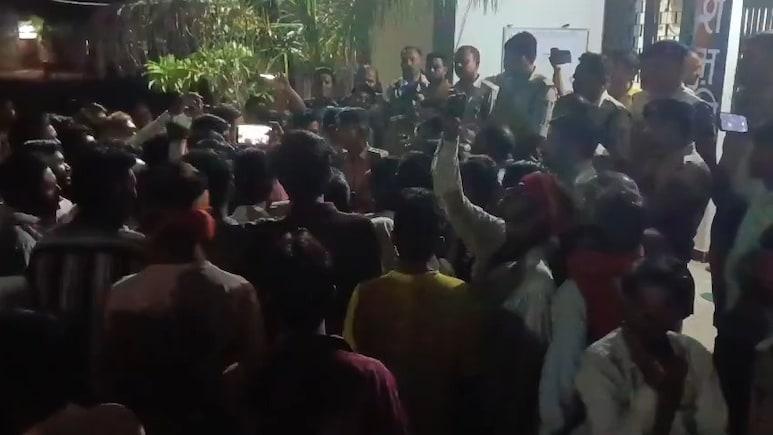 शिवपुरी में डॉक्टर की पीट-पीट कर लोगों ने कर दी हत्या, गुस्साई भीड़ ने थाने को घेरा