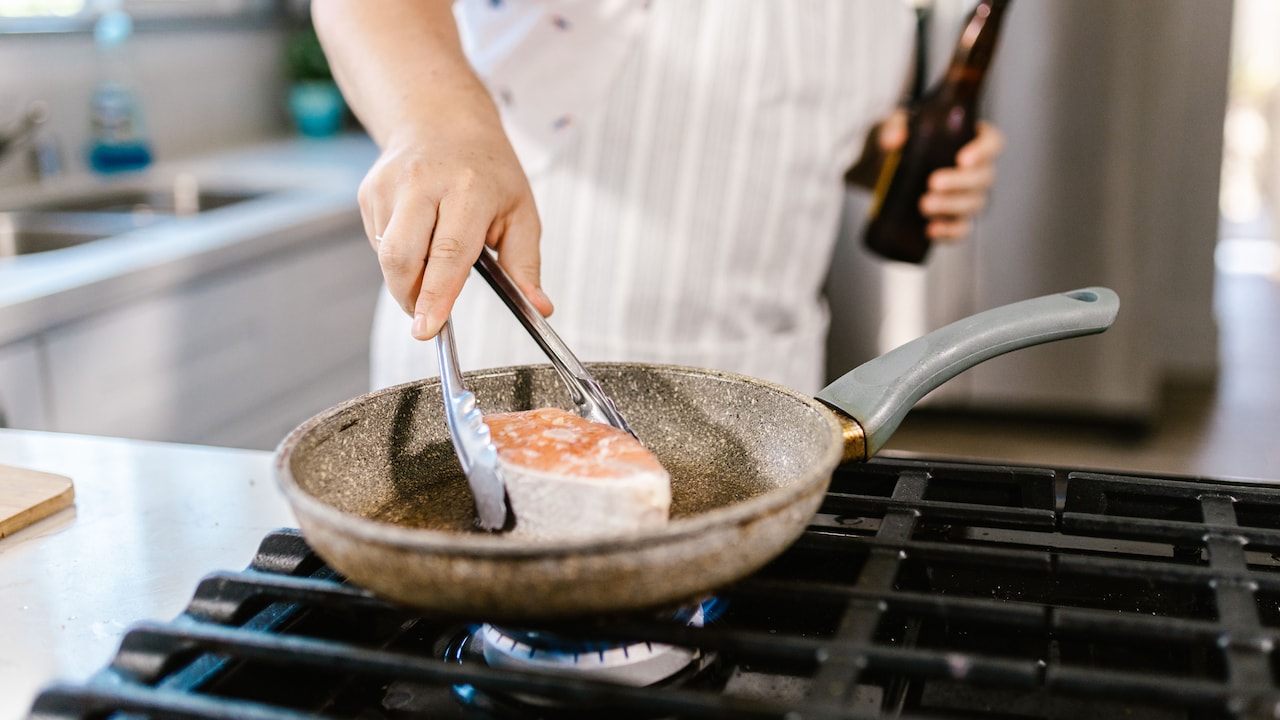 Non-Stick Pan Cleaning Mistakes That Make Food Stick And Damage It