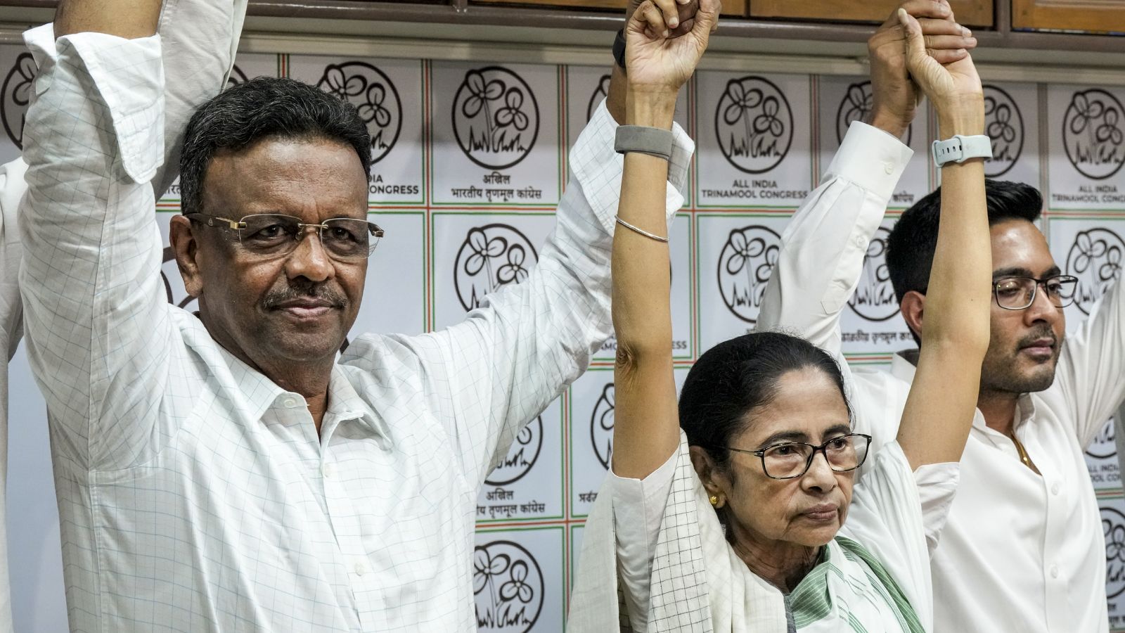 Mamata Banerjee's Close Aide Quits As Kolkata Mayor Amid Trinamool Crisis