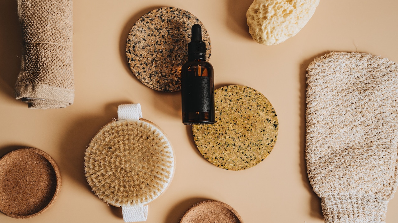 Physical Scrub Vs Chemical Exfoliant: Which One Should Beginners Choose?
