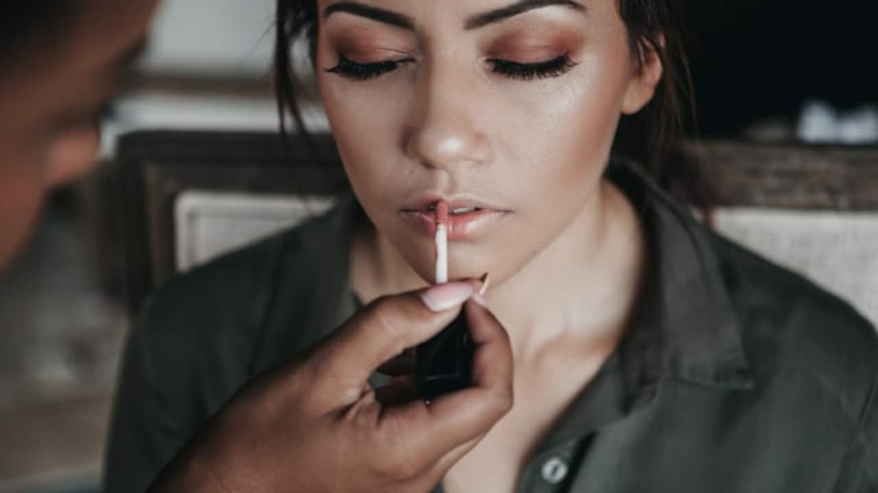 Get professional-like finish with Smashbox makeup products