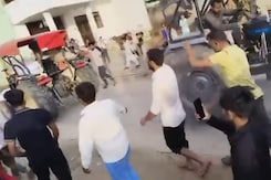 अलीगढ़ में ट्रैक्टरों की खींचातानी का VIDEO वायरल, स्टंट के दौरान युवक का पैर टूटने का दावा